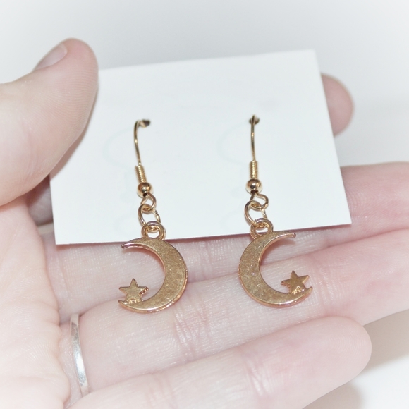 Golden witchy celestial moon earrings - Picture 5 of 5